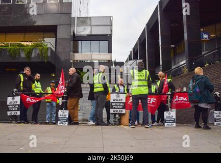 London, UK. 5th October 2022. The picket line outside Euston Station as train drivers' union ASLEF (The Associated Society of Locomotive Engineers and Firemen) continues its strike over pay. Credit: Vuk Valcic/Alamy Live News Stock Photo
