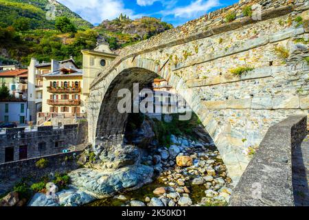 Remarkable early Roman bridge, built in 25 BC. Spans across the waters of the Lys fast-moving stream  which flows 25 meters below its single arch is 3 Stock Photo