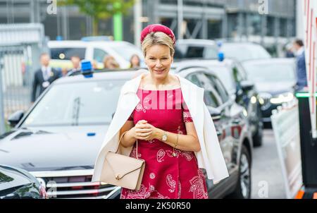 Mainz, Germany. 05th Oct, 2022. Queen Mathilde of Belgium arrives at the pharmaceutical company BioNTech. The Belgian royal couple will be visiting Rhineland-Palatinate on October 5 and 6, 2022. The two-day visit program will take the royal couple to Mainz, the Palatinate, and the Middle Rhine Valley. Credit: Andreas Arnold pool/dpa/Alamy Live News Stock Photo