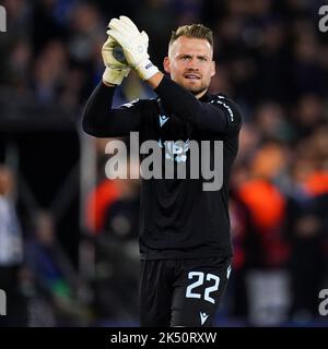 BRUGGES, BELGIUM - OCTOBER 4: Simon Mignolet of Club Brugge KV applauds for the fans after the Group B - UEFA Champions League match between Club Brugge KV and Atletico Madrid at the Jan Breydelstadion on October 4, 2022 in Brugges, Belgium (Photo by Joris Verwijst/Orange Pictures) Stock Photo