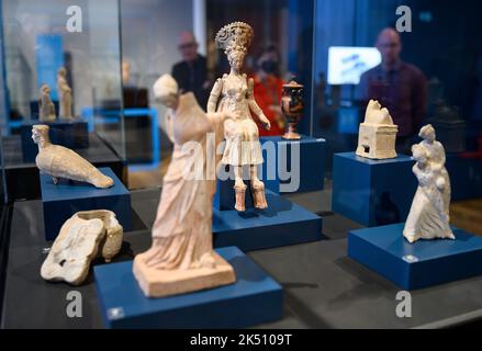 Berlin, Germany. 05th Oct, 2022. Clay figurines stand in the exhibition 'Class and Mass. The World of Greek Clay Figures' at the Altes Museum in display cases. Based on 56 selected exhibits, the special exhibition of the Collection of Classical Antiquities from 07.10.2022 to 02.07.2023 provides insight into the diverse world of ancient clay figures. Credit: Bernd von Jutrczenka/dpa/Alamy Live News Stock Photo