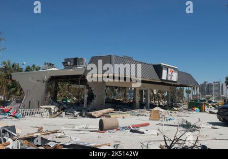 FORT MYERS BEACH, FLORIDA, USA - 30 September 2022 - The shell of a 7Eleven shop at Fort Myers Beach, Fl, USA after Hurricane Ian - Photo: Geopix/USNG Stock Photo