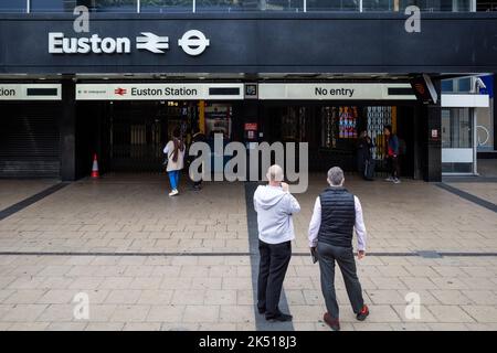 London, UK.  5 October 2022. The exterior of Euston mainline station which is currently closed due to industrial action.   Members of the union ASLEF are on strike demanding improved pay and conditions.  Credit: Stephen Chung / Alamy Live News Stock Photo