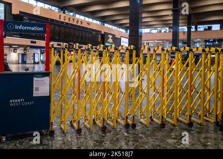 London, UK.  5 October 2022. Barriers at Euston mainline station which is currently closed due to industrial action.   Members of the union ASLEF are on strike demanding improved pay and conditions.  Credit: Stephen Chung / Alamy Live News Stock Photo