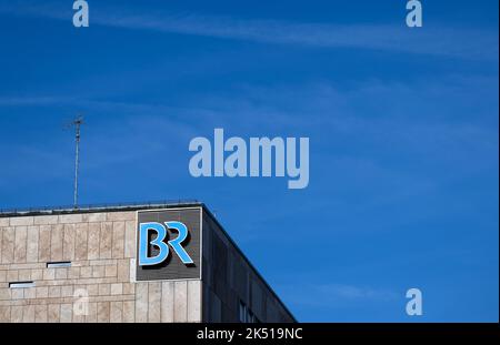 Munich, Germany. 05th Oct, 2022. The logo of Bayerischer Rundfunk (BR) can be seen on the broadcasting house. Credit: Sven Hoppe/dpa/Alamy Live News Stock Photo