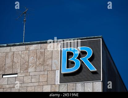 Munich, Germany. 05th Oct, 2022. The logo of Bayerischer Rundfunk (BR) can be seen on the broadcasting house. Credit: Sven Hoppe/dpa/Alamy Live News Stock Photo