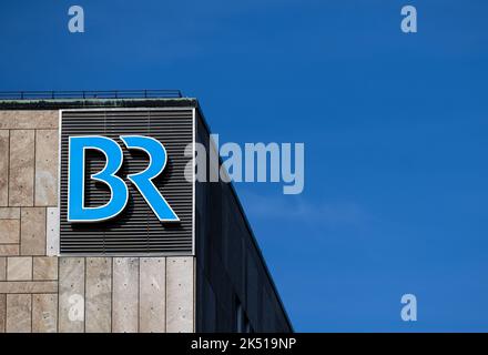 Munich, Germany. 05th Oct, 2022. The logo of Bayerischer Rundfunk (BR) can be seen on the broadcasting house. Credit: Sven Hoppe/dpa/Alamy Live News Stock Photo