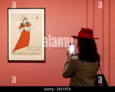 Amsterdam, Netherlands. 05th Oct, 2022. 2022-10-05 11:19:20 AMSTERDAM - Visitors during the press preview of the Golden Boy Gustav Klimt exhibition in the Van Gogh Museum. Artist Klimt is world famous for his paintings with gold and decorative ornaments, his universal symbolism and his depictions of strong confident women. ANP KOEN VAN WEEL netherlands out - belgium out Credit: ANP/Alamy Live News Stock Photo