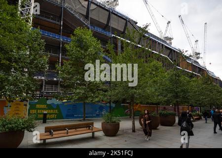 London, UK.  5 October 2022.  Google’s new UK headquarters building at King’s Cross under construction is due to open in 2024 to house 4,000 staff.  Google UK’s latest accounts show that staff earned an average of more than £385,000 each in the 18 months to the end of December 2021, with £3.4bn turnover and £1.1bn in pre-tax profits in the 18 months to the end of December 2021.  The company, which reported a year and a half of financial results after moving its accounting period from the end of June to December last year, paid £200m in UK corporation tax. Credit: Stephen Chung / Alamy Live New Stock Photo