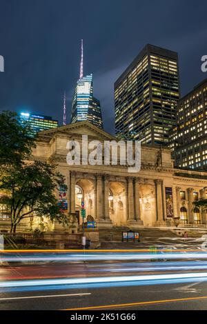 Night view of the New York Public Library, Manhattan, New York, USA Stock Photo