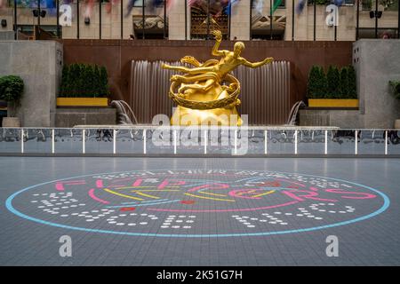 Prometheus bronze sculpture, Rockefeller Center, Manhattan, New York, USA Stock Photo