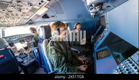 2022-10-05 12:34:43 WADDENZEE - King Willem Alexander on board an MRTT tanker for an exercise over the Wadden Sea as part of a working visit to Eindhoven Air Base and the Multinational MRTT Unit (MMU). ANP POOL MICHA SHOEMAKER netherlands out - belgium out Stock Photo