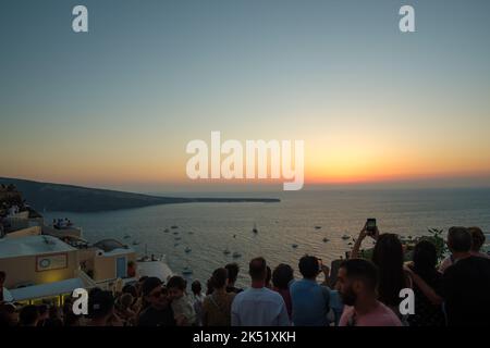 Oia, Santorini : Septembre 4, 2022 : Big crowds of tourists enjoying the spectacular sunset in Oia Santorini Stock Photo