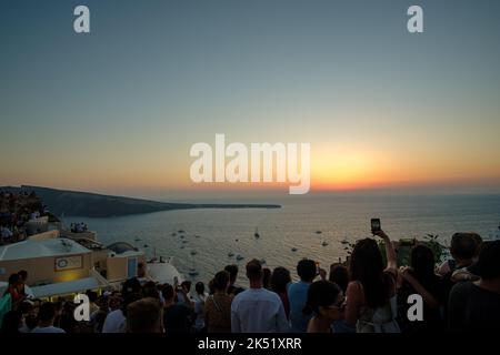 Oia, Santorini : Septembre 4, 2022 : Big crowds of tourists enjoying the spectacular sunset in Oia Santorini Stock Photo