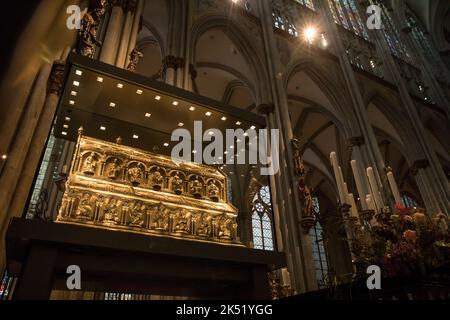 the shrine of the Three Magi at the cathedral, Cologne, Germany. Dreikoenigsschrein im Dom, Koeln, Deutschland. Stock Photo