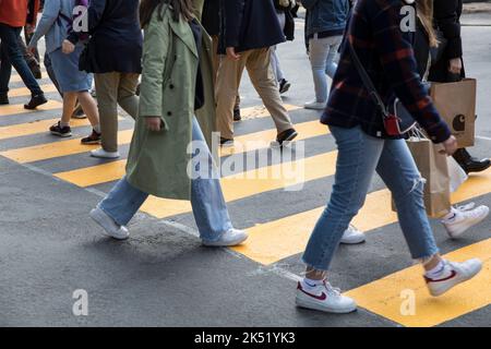 people crossing a crosswalk near the cathedral, Cologne, Germany. Menschen ueberqueren einen Zebrastreifen nahe Dom, Koeln, Deutschland. Stock Photo