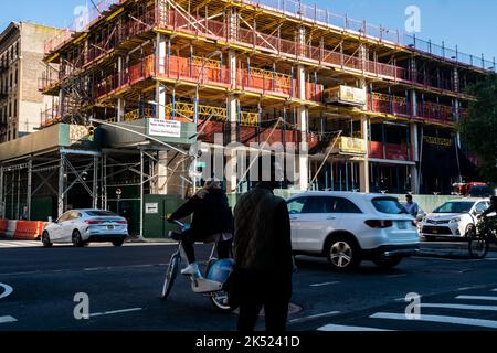 Construction of senior affordable housing, replacing the John Q. Aymar building, in Chelsea in New York on Thursday, September 22, 2022. (© Richard B. Levine) Stock Photo