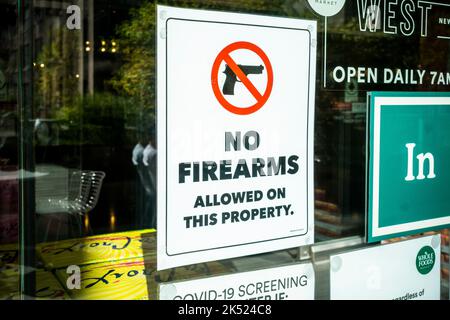 A sign at the entrance to the Whole Foods Market Manhattan West store announces that “No Firearms are allowed on this property” seen on Thursday, September 29, 2022. (© Richard B. Levine) Stock Photo