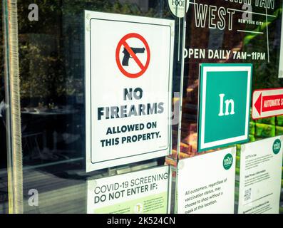 A sign at the entrance to the Whole Foods Market Manhattan West store announces that “No Firearms are allowed on this property” seen on Thursday, September 29, 2022. (© Richard B. Levine) Stock Photo