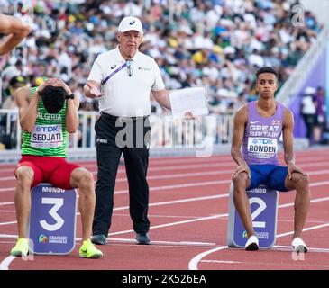 Djamel Sedjati of Algeria and Daniel Rowden of GB&NI competing in the men’s 800m heats at the World Athletics Championships, Hayward Field, Eugene, Or Stock Photo