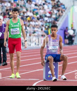 Djamel Sedjati of Algeria and Daniel Rowden of GB&NI competing in the men’s 800m heats at the World Athletics Championships, Hayward Field, Eugene, Or Stock Photo