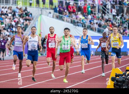 Gabriel Tual of France Djamel Sedjati of Algeria competing in the men’s 800m heats at the World Athletics Championships, Hayward Field, Eugene, Oregon Stock Photo