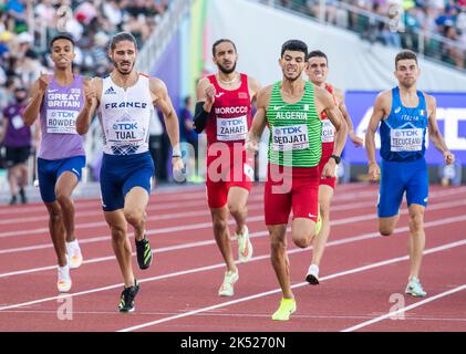 Gabriel Tual of France Djamel Sedjati of Algeria competing in the men’s 800m heats at the World Athletics Championships, Hayward Field, Eugene, Oregon Stock Photo