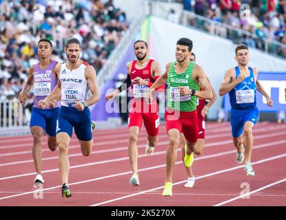 Gabriel Tual of France Djamel Sedjati of Algeria competing in the men’s 800m heats at the World Athletics Championships, Hayward Field, Eugene, Oregon Stock Photo