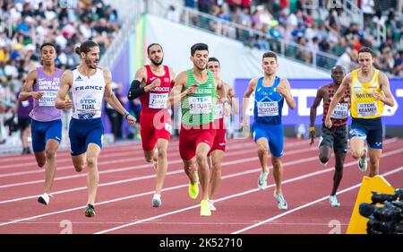 Gabriel Tual of France Djamel Sedjati of Algeria competing in the men’s 800m heats at the World Athletics Championships, Hayward Field, Eugene, Oregon Stock Photo