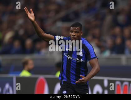 Milan, Italy, 4th October 2022. Denzel Dumfries of FC Internazionale reacts during the UEFA Champions League Group C match at Giuseppe Meazza, Milan. Picture credit should read: Jonathan Moscrop / Sportimage Stock Photo