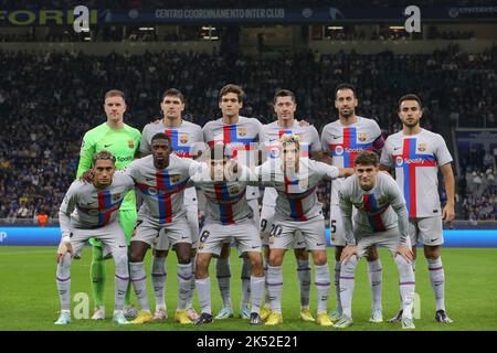Milan, Italy, 4th October 2022. The FC Barcelona starting eleven line up for a team photo prior to kick off, back row ( L to R ); Marc-Andre Ter Stegen, Andreas Christensen, Marcos Alonso, Robert Lewandowski, Sergio Busquets and Eric Garcia, front row ( L to R ); Raphinha, Ousmane Dembele, Pedri, Sergi Roberto and Gavi, in the UEFA Champions League Group C match at Giuseppe Meazza, Milan. Picture credit should read: Jonathan Moscrop / Sportimage Stock Photo