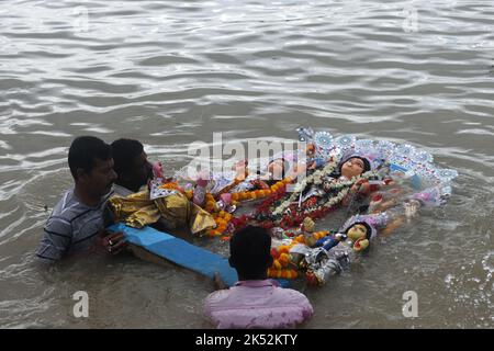 Kolkata, India. 5th Oct, 2022. In West Bengal on Dashomi, the clay idols of Goddess Durga along with her four children taken to a river Ganges for a solemn goodbye to the goddess by processions for immersion. It is an emotional day for devotees, especially the Bengalis as the day Dashami brings in a melancholy as the week-long festivities of Durga Puja come to an end. Kolkata celebrates Bijoya Dashami, the last day of Durga Puja with great pomp. Colourful processions carrying the idols to the river banks for immersion are organised across the city. on October 5, 2022 in Kolkata, India. (Cred Stock Photo