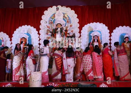 New Delhi, India. 05th Oct, 2022. Women line up for worshipping of Goddess Durga along with other Godess, in New Delhi on 5th October 2022. (Photo by Ranjan Basu/Pacific Press) Credit: Pacific Press Media Production Corp./Alamy Live News Stock Photo