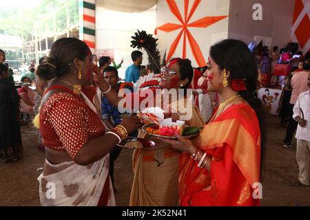 New Delhi, India. 05th Oct, 2022. Women Play with Vermilion on the last day of Durga Puja Festival in New Delhi on 5th october 2022. (Photo by Ranjan Basu/Pacific Press) Credit: Pacific Press Media Production Corp./Alamy Live News Stock Photo