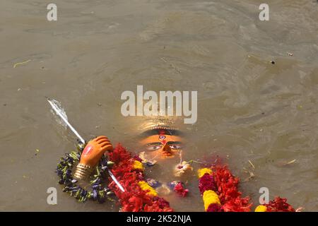 Kolkata, India. 5th Oct, 2022. In West Bengal on Dashomi, the clay idols of Goddess Durga along with her four children taken to a river Ganges for a solemn goodbye to the goddess by processions for immersion. It is an emotional day for devotees, especially the Bengalis as the day Dashami brings in a melancholy as the week-long festivities of Durga Puja come to an end. Kolkata celebrates Bijoya Dashami, the last day of Durga Puja with great pomp. Colourful processions carrying the idols to the river banks for immersion are organised across the city. on October 5, 2022 in Kolkata, India. (Cred Stock Photo