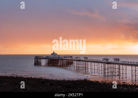 Llandudno, Conwy, UK, September 28th 2022: Located on the North Shore the Victorian Llandudno Pier, the longest in Wales, is bathed in pre-dawn light. Stock Photo