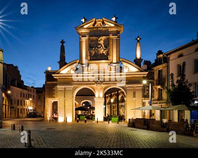 France, Meurthe et Moselle (54), Nancy, Saint-Nicolas gate with its pediment displaying the coat of arms of René II Duke of Lorraine Stock Photo
