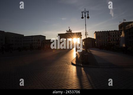 Berlin, Germany. 05th Oct, 2022. The Brandenburg Gate in Berlin at sunset on October 5, 2022. (Photo by Michael Kuenne/PRESSCOV/Sipa USA) Credit: Sipa USA/Alamy Live News Stock Photo