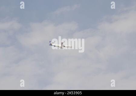 Flugzeug am Himmel Stock Photo