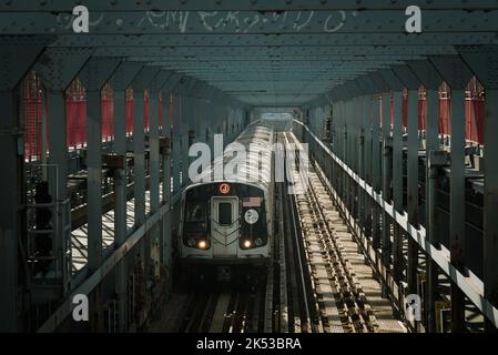 J train on the Williamsburg Bridge, Brooklyn, New York Stock Photo