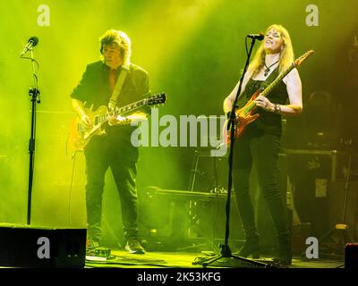 Steve Hackett & Amanda Lehmann on guitars Stock Photo