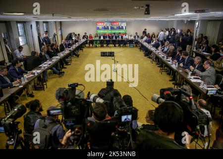 Sao Paulo, Brazil. 05th Oct, 2022. SP - Sao Paulo - 10/05/2022 - SAO PAULO, LULA, MEETING WITH GOVERNORS - Former President Lula, meets with Governors and Senators this Wednesday afternoon (05) in a hotel in the central region of the city of Sao Paulo Paul. Photo: Suamy Beydoun/AGIF/Sipa USA Credit: Sipa USA/Alamy Live News Stock Photo