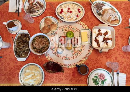 Takeout to-go containers of holiday turkey dinners with turkey, stuffing  and vegetables, in the grocery store coolers Stock Photo - Alamy