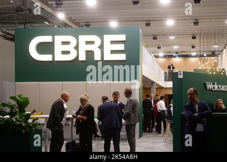 Munich, Germany. 05th Oct, 2022. CBRE bei der 24. Internationale Fachmesse für Immobilien und Investitionen Expo Real am 5.10.2022 in München. Seit 1998 findet die Fachmesse für Immobilien und Investitionen jährlich im Oktober in der bayerischen Landeshauptstadt München statt. Heuer vom 4.10.2022 bis zum 6.10.2022. - CBRE at the 24th International Trade Fair for Property and Investment Expo Real in Munich, Germany on October 5, 2022. Since 1998 the Real Expo has taken place in Munich, this year from October 4 until October 6. (Photo by Alexander Pohl/Sipa USA) Credit: Sipa USA/Alamy Live News Stock Photo