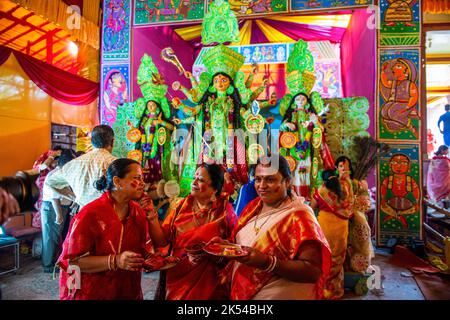 New Delhi, India. 05th Oct, 2022. Women apply sindoor (vermilion) on each other's face during the Sindoor Khela on the final day of the Durga Puja Festival at Kali bari Temple. Credit: SOPA Images Limited/Alamy Live News Stock Photo