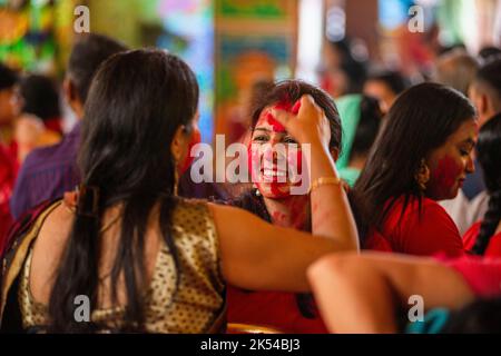 New Delhi, India. 05th Oct, 2022. Women apply sindoor (vermilion) on each other's face during the Sindoor Khela on the final day of the Durga Puja Festival at Kali bari Temple. Credit: SOPA Images Limited/Alamy Live News Stock Photo