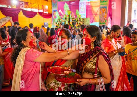 New Delhi, India. 05th Oct, 2022. Women apply sindoor (vermilion) on each other's face during the Sindoor Khela on the final day of the Durga Puja Festival at Kali bari Temple. Credit: SOPA Images Limited/Alamy Live News Stock Photo