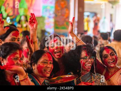 New Delhi, India. 05th Oct, 2022. Women apply sindoor (vermilion) on each other's face during the Sindoor Khela on the final day of the Durga Puja Festival at Kali bari Temple. (Photo by Pradeep Gaur/SOPA Images/Sipa USA) Credit: Sipa USA/Alamy Live News Stock Photo