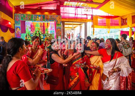 New Delhi, India. 05th Oct, 2022. Women apply sindoor (vermilion) on each other's face during the Sindoor Khela on the final day of the Durga Puja Festival at Kali bari Temple. (Photo by Pradeep Gaur/SOPA Images/Sipa USA) Credit: Sipa USA/Alamy Live News Stock Photo