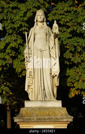 Statue of Bertrada at golden hour in summer, Queen of France from 720-783, mother of  Charlemagne. Part of series 'Queens of France and Famous Women' Stock Photo